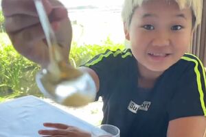 ブランデーアイスを食べるゆたぼん(本人のYouTubeより)