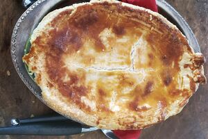 「“ロンドンパブ行きたいな~”って唸ってる旦那。だからステーキ&キドニーパイ作ってみました。スジ肉のビーフシチューにマッシュドポテト+キンピラ下に敷いてみたら最高です!!」(2020年7月21日/写真は『かおり的家ご飯』より)