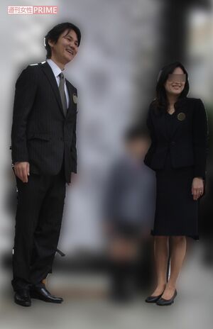 2011年4月、私立小学校の入学式に出席した南原清隆とその妻子