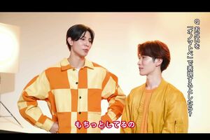 CMのメイキングで渡辺翔太の頬を「フォカッチャくらい、もちもち」と語るラウール(モスバーガーのYouTube公式チャンネルより)