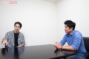 興味深そうに瀧川鯉斗（左）の話を聞く原田龍二（右）