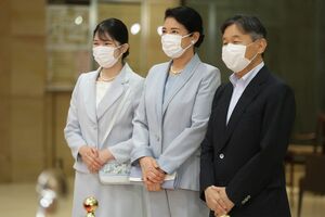 即位5年と結婚30年を記念した特別展を鑑賞された両陛下と愛子さま(5月30日・中央区)