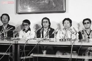 復帰記者会見の様子（左から）いかりや長介、仲本工事、志村けん、高木ブー、加藤茶