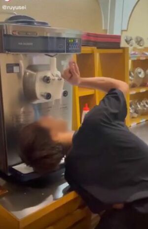 2021年9月に投稿されたカラオケ店にあるソフトクリームサーバーからソフトクリームを“直飲み”する男子学生の動画
