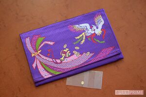 鎌倉にある「銭洗弁財天」の通帳入れを使い続けている。小さな小判は財布や通帳入れに忍ばせると御利益が（撮影／渡邉智裕）