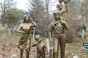 山西省の公園にある家族の銅像