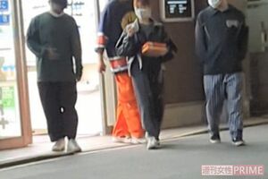 コンビニから出てくる後藤たち