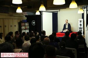 高座と落語グッズや書籍が常設されているカフェ。平日12時〜18時までは軽食が食べられる憩いの場。ほぼ毎晩、開催される落語会ではドリンク片手に気軽に落語が聞ける。らくごカフェ●東京都千代田区神田神保町2‐3‐5F