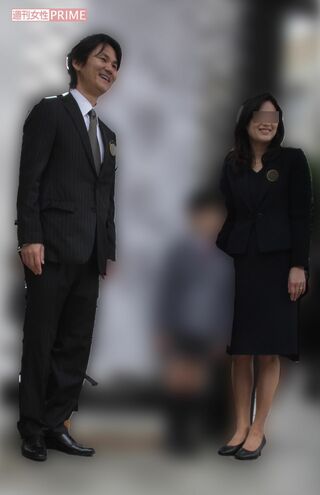 2011年4月、私立小学校の入学式に出席した南原清隆とその妻子