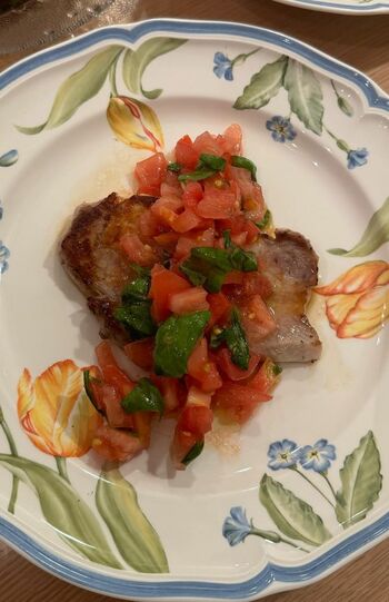 茶さんの大好物のお肉も、トマトをのせるなど夏向けにさっぱりと味をアレンジして