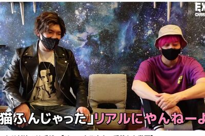 猫カフェでYouTube企画を行うEXIT（公式YouTubeより）