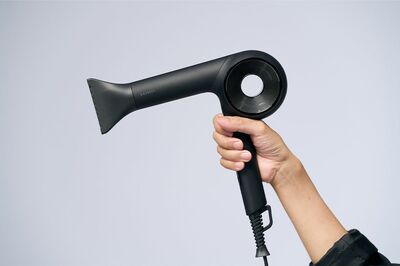 とにかく軽く、肩上でのブロー作業も苦にならない重量感。本体を持ったり、本体の空洞部に指を入れたり、使い方も自在に