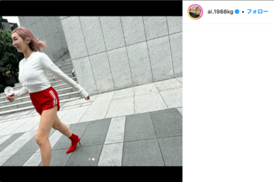 ショートパンツコーデの加護亜依（公式インスタグラムより）