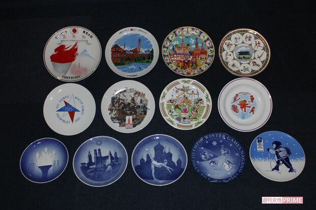 オリンピック記念皿。有名メーカーの商品も多数（藤瀬教授所蔵）