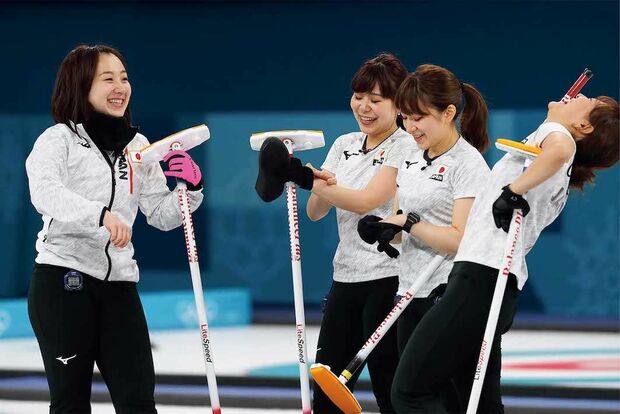 2018年ピョンチャン・LS北見（カーリング）（藤澤五月、吉田知那美、鈴木夕湖、吉田夕梨花、本橋麻里）長野五輪から7大会連続で出場している日本代表で、6度目にして念願の銅メダルを獲得したのがLS北見（現ロコ・ソラーレ）。スキップ藤澤五月を中心に大声を掛け合いながら戦術を共有し、「そだねー」と北海道なまりのあるやりとりで緊迫した場面を切り抜ける。連続出場した北京では決勝まで進んで銀メダル。カーリングの面白さを教えてくれた　写真/JMPA