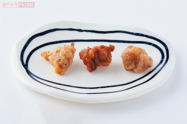 大きさはほぼ同じだが、食感は大きく違う軟骨から揚げ。左からセブン、ファミマ、ローソン（撮影／山田智絵）