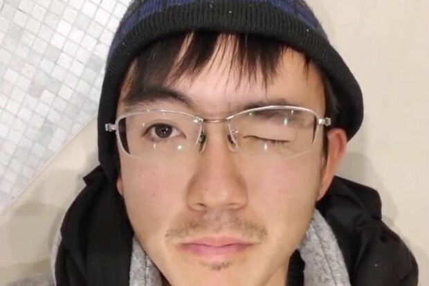 舌を出したりウインクしたり（本人のユーチューブチャンネルより）