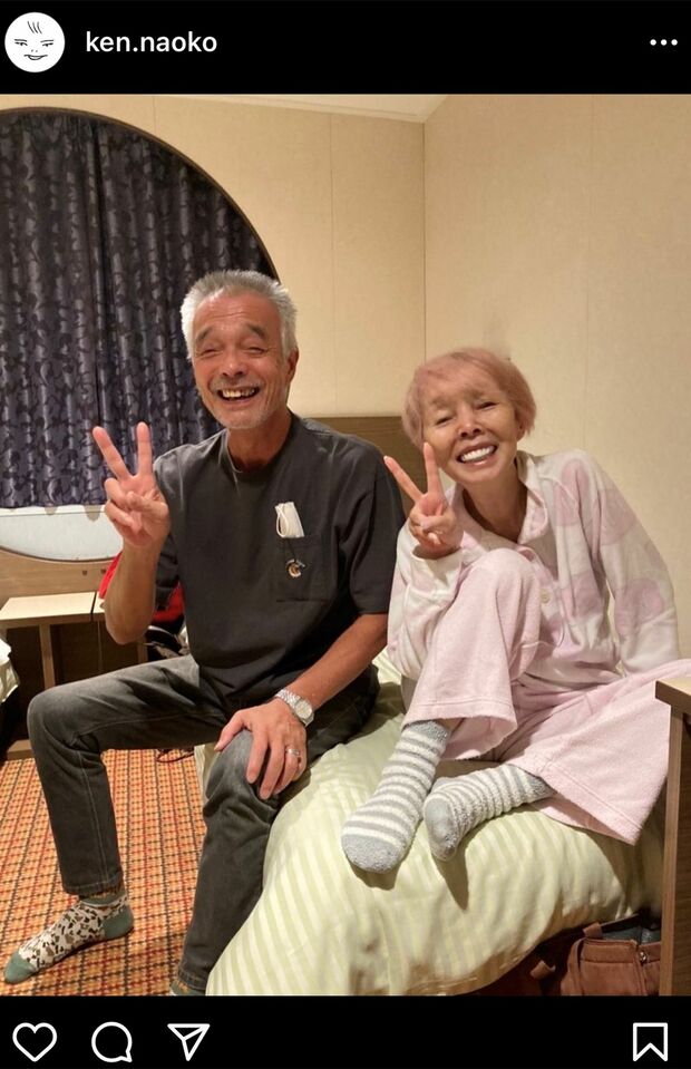 研ナオコと実兄。「＃実の兄　＃旅行」とハッシュタグづけ。くつろぐ姿になごむ～　（本人のSNSより）