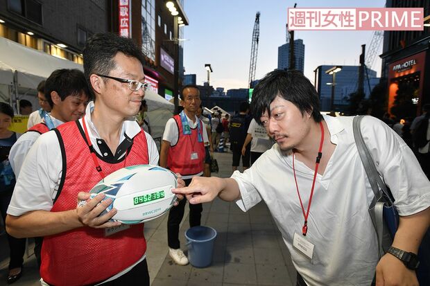 100万人カウンターボールのボタンを押してみる　撮影／渡邉智裕