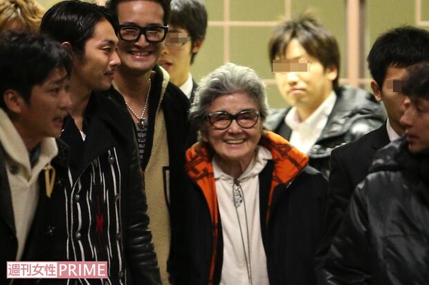 年末年始恒例のジャニーズ初詣での一幕、ジャニーズタレントに囲まれて寺社から出てきたメリー副社長