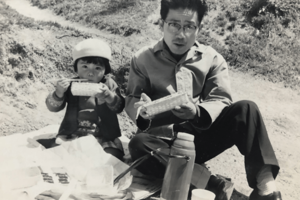 子どものころの写真で父とのツーショットの写真は母が撮影。母も撮影のセンスがあったよう