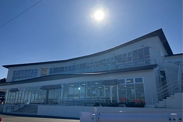 道の駅が面する早崎瀬戸は、200頭ほどのイルカが生息する世界的にも珍しい海域