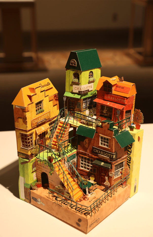 シャルロッテの街・SNSで最多となる45万“いいね”がついた作品。「4種類の箱を4つずつ、計16個組み合わせて、高低差をつけた迷路のような作品にしました。時間のかかった作品です」（撮影／吉岡竜紀）