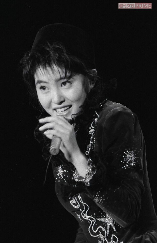 第28回『日本レコード大賞』で金賞を受賞した荻野目洋子。ノリノリで歌う(1986年)