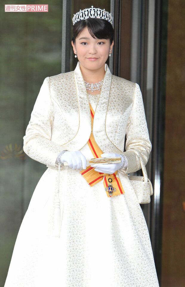 「ティアラ」を身につけ「ローブデコルテ」姿で（全身画像）