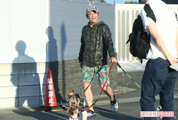 散歩中の坂上忍