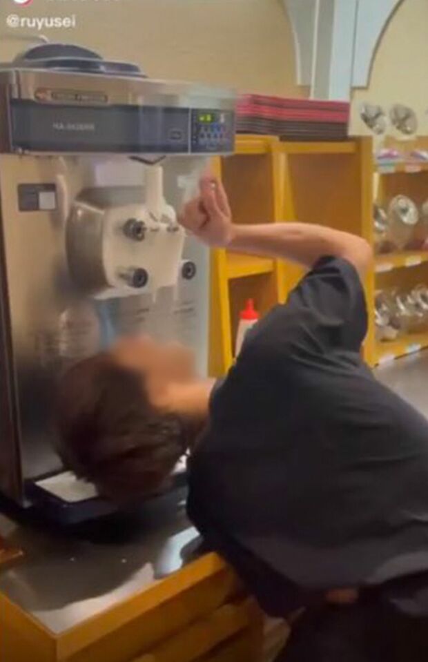 2021年9月に投稿されたカラオケ店にあるソフトクリームサーバーからソフトクリームを“直飲み”する男子学生の動画