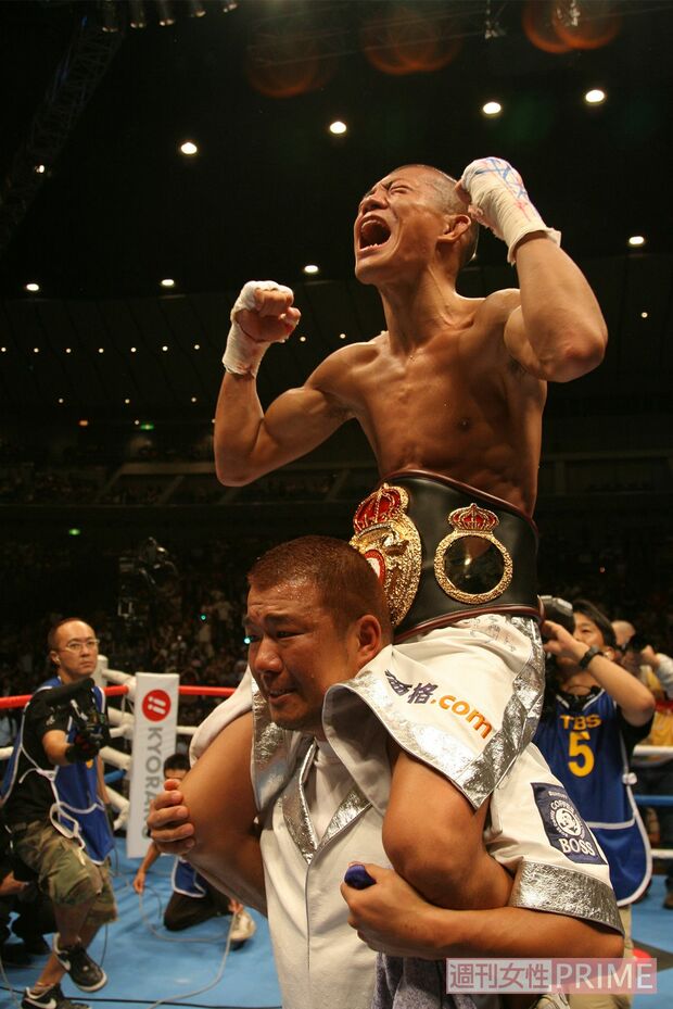 2006年8月2日、WBA世界ライトフライ級王座決定戦でファン・ランダエタ（ベネズエラ）に勝利。初の世界戦でベルトを奪取した