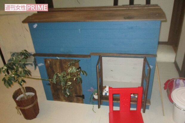 お母さんがイチから手作りした犬小屋。お客さんが連れてきた犬の記念撮影ができるようになっている