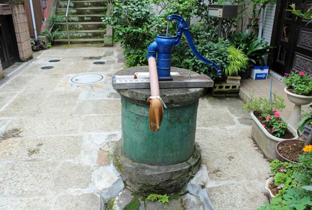 本郷にある樋口一葉旧居跡に残る、一葉が使った井戸