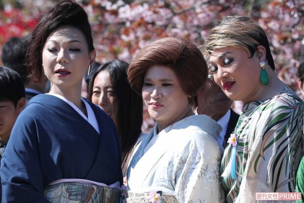 「桜を見る会」（2019年）で記念撮影をする、左からミッツ・マングローブ、IKKO、ナジャ・グランディーバ