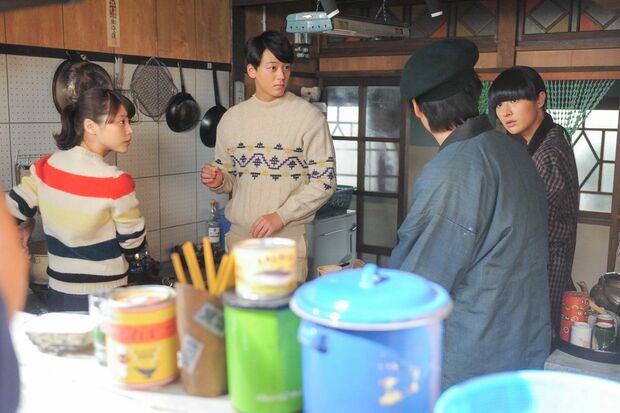 共同炊事場に集まるシーンは、狭い場所で動いている様子が竹内にとって面白いそう。「テンポがよくて僕的にツボです（笑）」(c)NHK