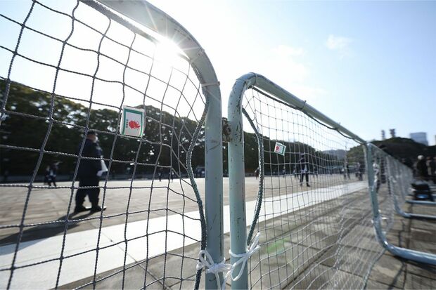 天皇誕生日の一般参賀、防護ネットも張られた警備体制