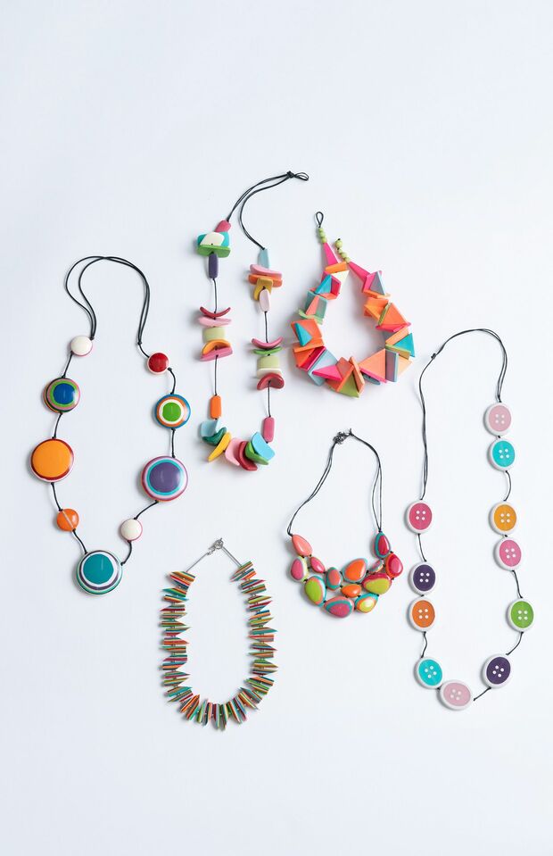 カラフルなアクセサリーも印象的に（写真／提供・角野栄子オフィス、撮影／馬場わかな）