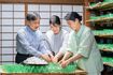 ご結婚30周年となる6月9日に公開された天皇ご一家の“団らん”写真