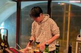 自らバーカウンターに立ち、客と談笑しながら酒を提供している元ザブングルの松尾陽介