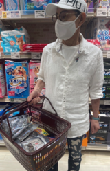 カゴにどんどん入れていく加トちゃん。持って帰れるの⁉