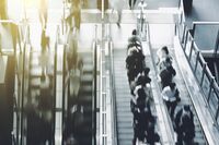 全国的には「左立ち」関西では「右立ち」、独自のエスカレーター文化が生まれた理由