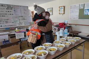 老人福祉センターで記念写真を求められ笑顔で応じる紗栄子（「Sae Channel」より）