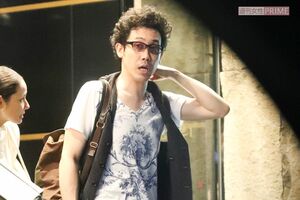 2017年、舞台『子供の事情』打ち上げ会場から出てきた大泉洋