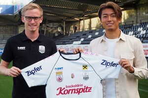新天地オーストリアで飛躍を目指す中村敬斗。髭は顎にだけ生やしている(本人インスタグラムより)