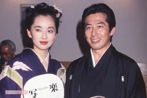 葉月里緒奈（左）