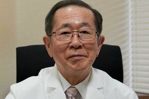 中野義澄先生 神経内科専門医。中野内科クリニック院長。半世紀以上にわたり医療の現場に立ち続け、80歳を超えた今も現役の医師として活躍。神経難病の在宅医療の経験を生かし、介護付き有料老人ホーム「あすみが丘グリーンヒルズ」も経営している。