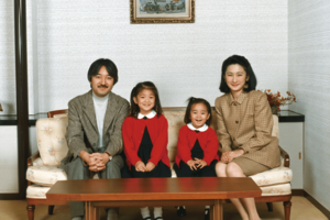 秋篠宮さま32歳の誕生日に公開された家族写真。6歳の子さんと2歳の佳子さまはペアルック(写真/宮内庁)