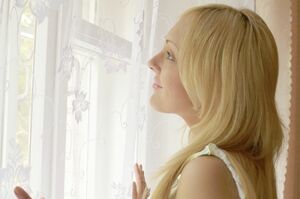 鼻が高く隆起し、頬が引っ込んでいるヨーロッパ人の横顔（※写真はイメージです）