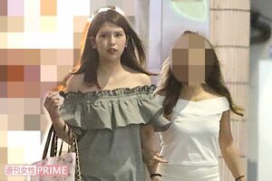 8月初旬に仕事を終えて、ほかの女の子と一緒に店を後にする杏里。以前よりもふっくらとした印象
